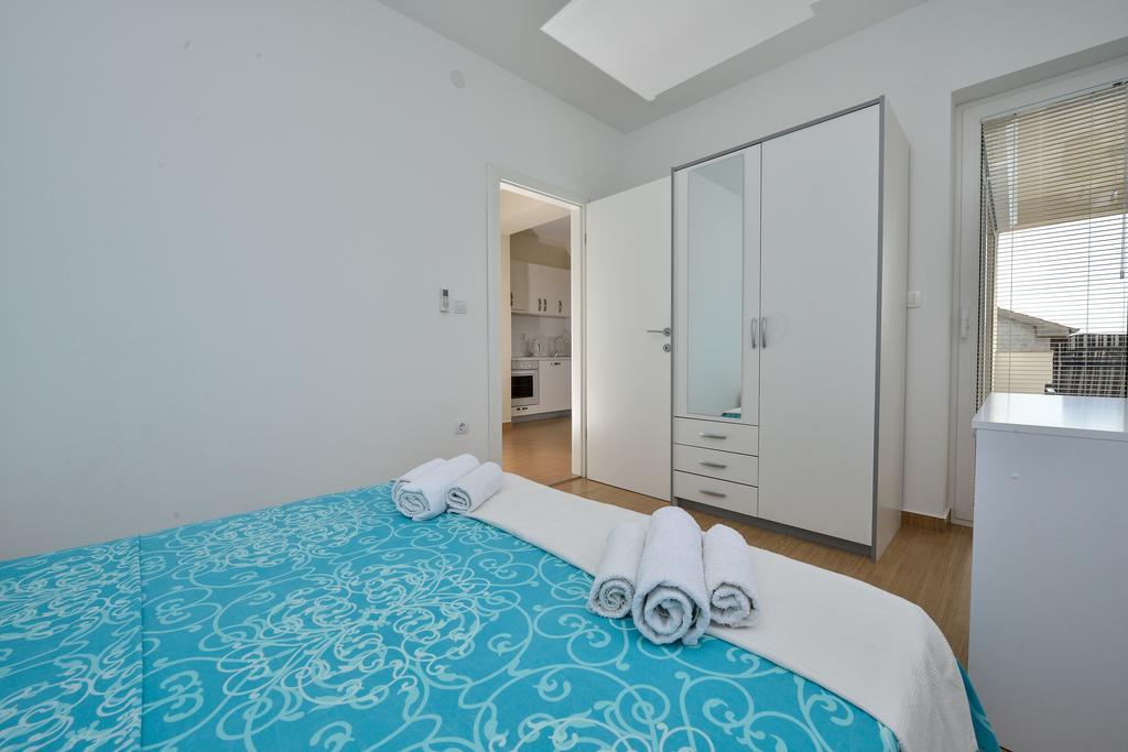Apartment 33 *